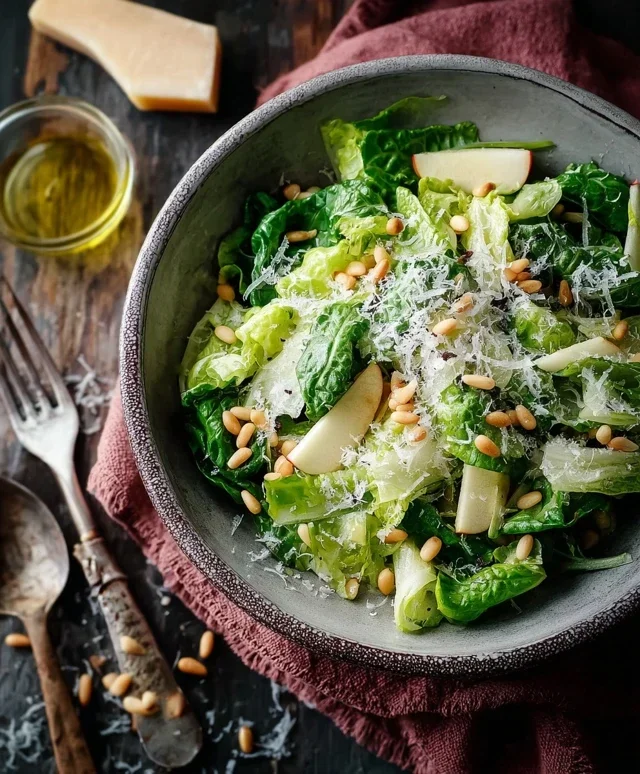 Feldsalat mit Apfeln Parmesan Pinienkernen