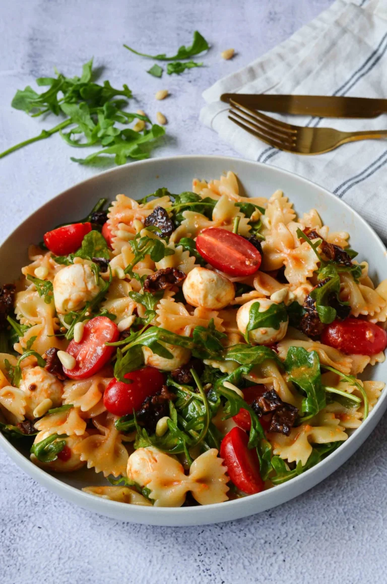 Mediterraner Nudelsalat mit Pesto
